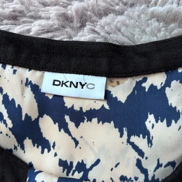 ⭐️⭐️⭐️DKNYC blue and cream abstract print blouse size Small - Picture 3 of 8